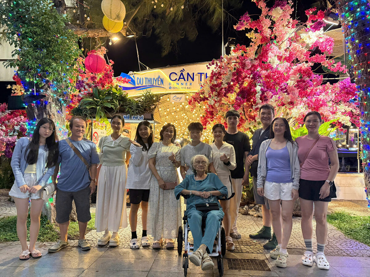 Ảnh nhóm đoàn khách trong hành trình tour Miền Tây cùng Du Lịch Bình Minh.
