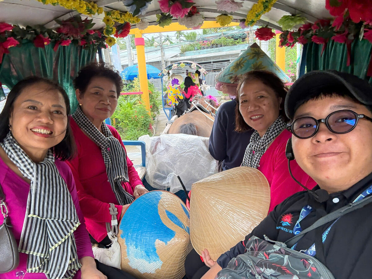 Ảnh nhóm đoàn khách trong hành trình tour Miền Tây cùng Du Lịch Bình Minh.