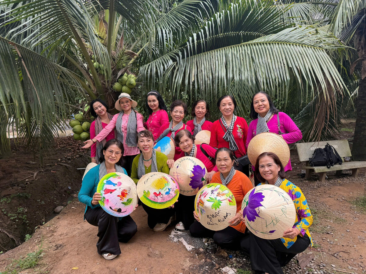 Ảnh nhóm đoàn khách trong hành trình tour Miền Tây cùng Du Lịch Bình Minh.