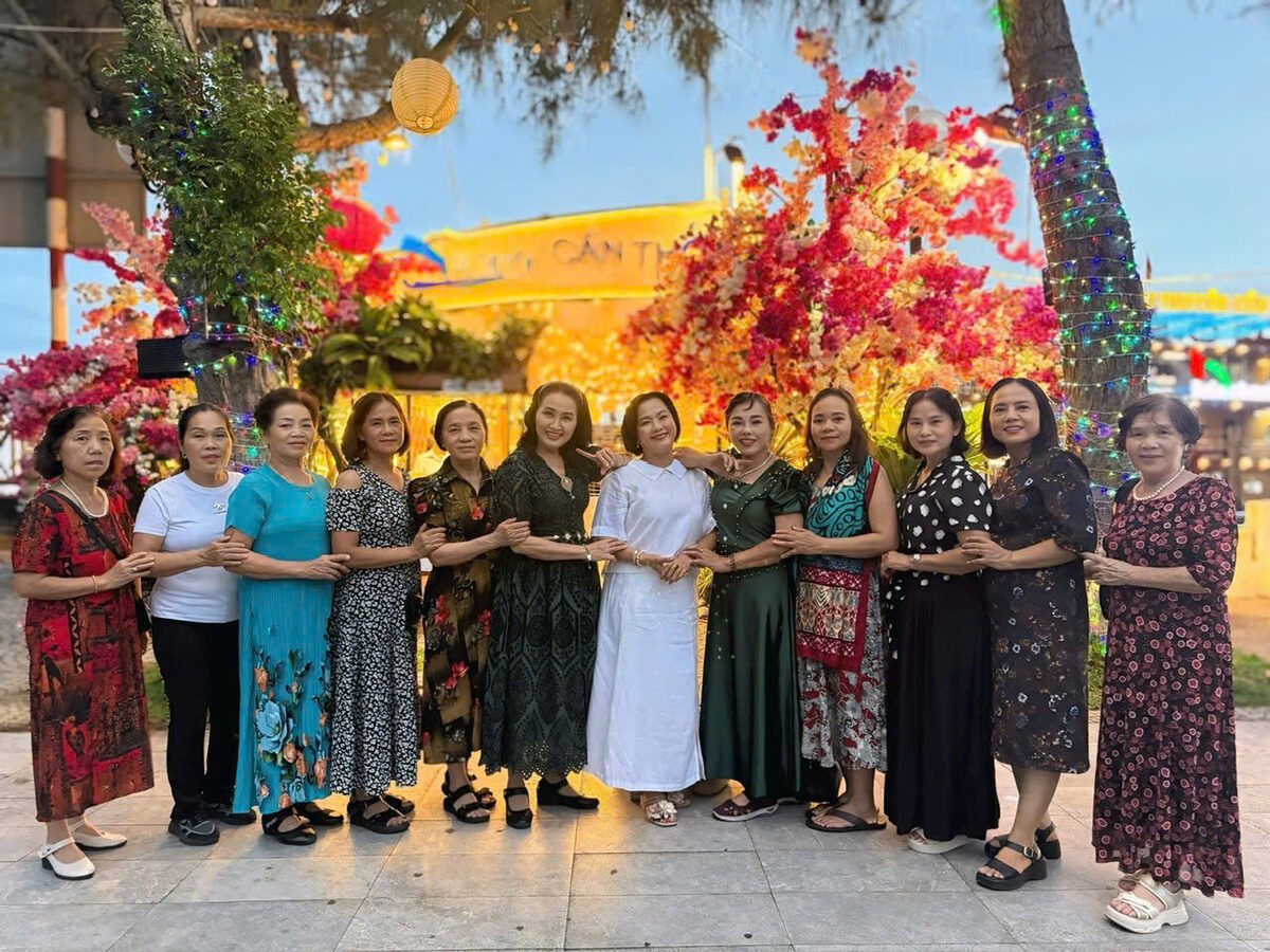 Ảnh nhóm đoàn khách trong hành trình tour Miền Tây cùng Du Lịch Bình Minh.