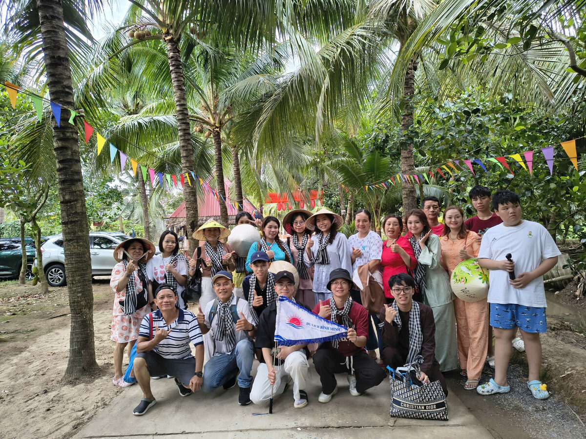 Ảnh nhóm đoàn khách trong hành trình tour Miền Tây cùng Du Lịch Bình Minh.