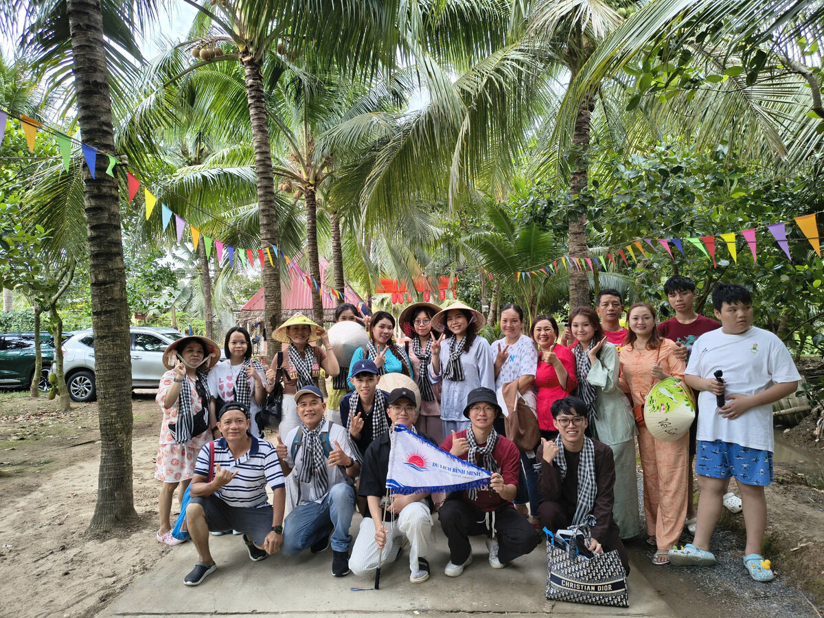 Ảnh nhóm đoàn khách trong hành trình tour Miền Tây cùng Du Lịch Bình Minh.