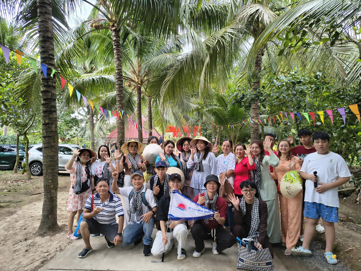 Ảnh nhóm đoàn khách trong hành trình tour Miền Tây cùng Du Lịch Bình Minh.