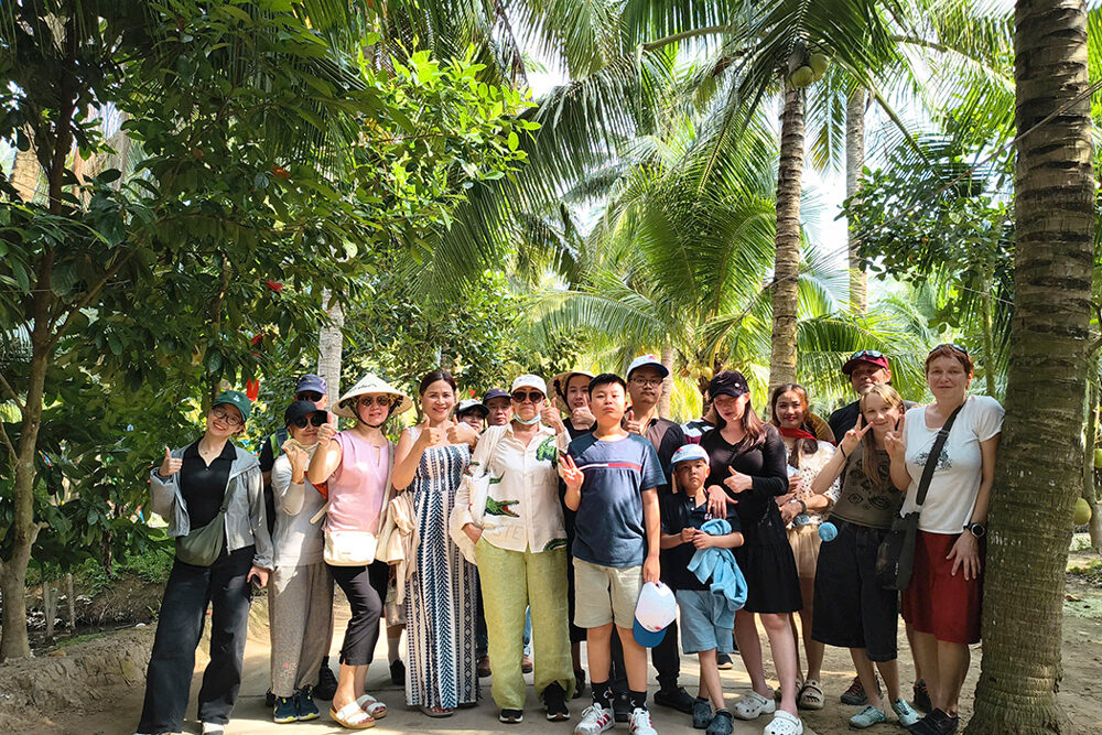Ảnh nhóm đoàn khách trong hành trình tour Miền Tây cùng Du Lịch Bình Minh.