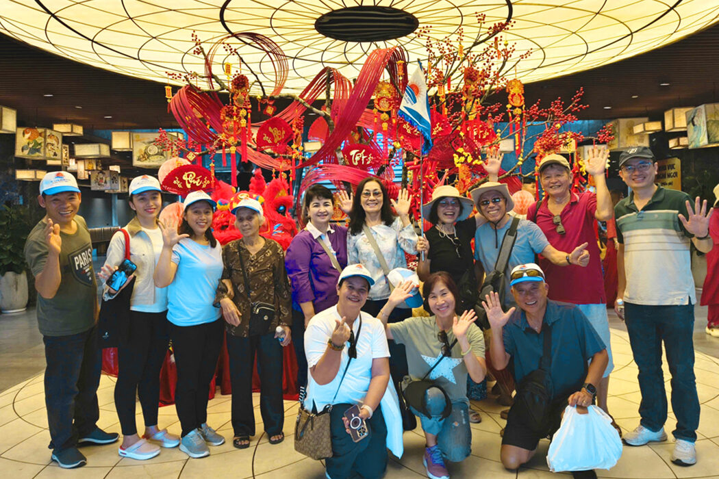 Ảnh nhóm đoàn khách trong hành trình tour Miền Tây cùng Du Lịch Bình Minh.