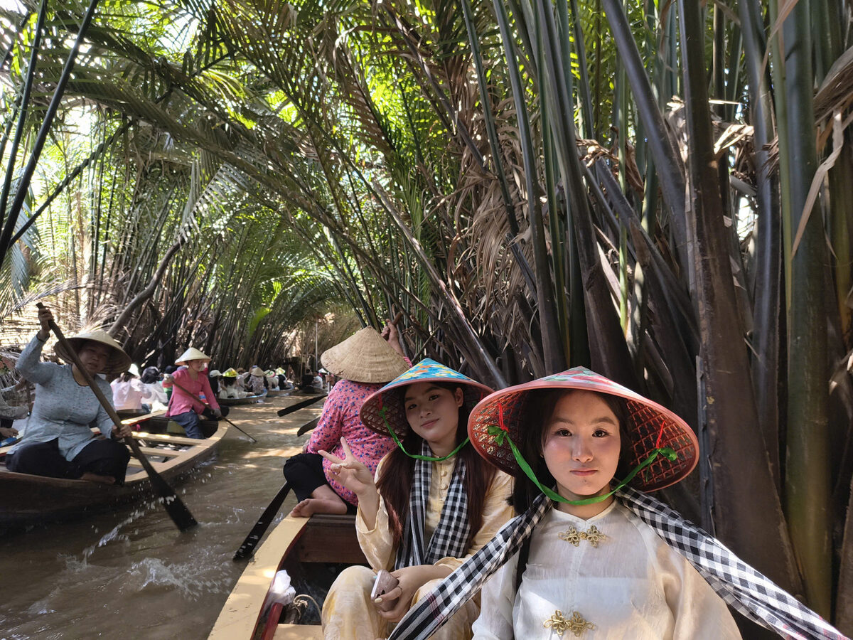 Chèo xuồng trong rạch dừa nước trong hành trình tour Miền Tây cùng Du Lịch Bình Minh.