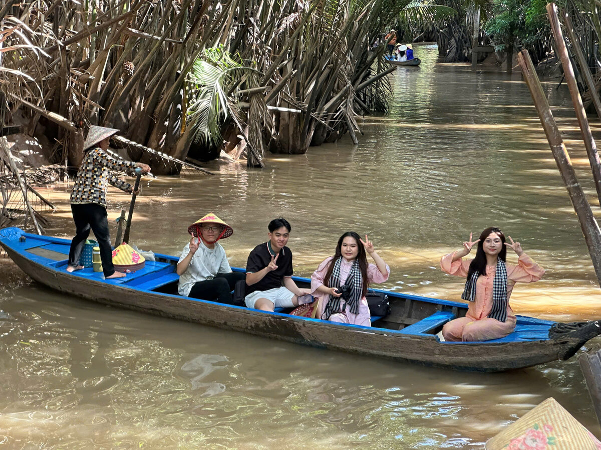 Chèo xuồng trong rạch dừa nước trong hành trình tour Miền Tây cùng Du Lịch Bình Minh.