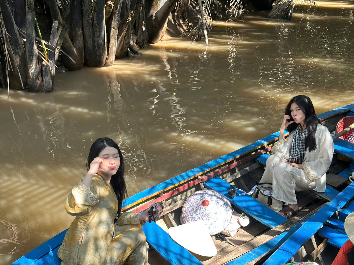 Chèo xuồng trong rạch dừa nước trong hành trình tour Miền Tây cùng Du Lịch Bình Minh.