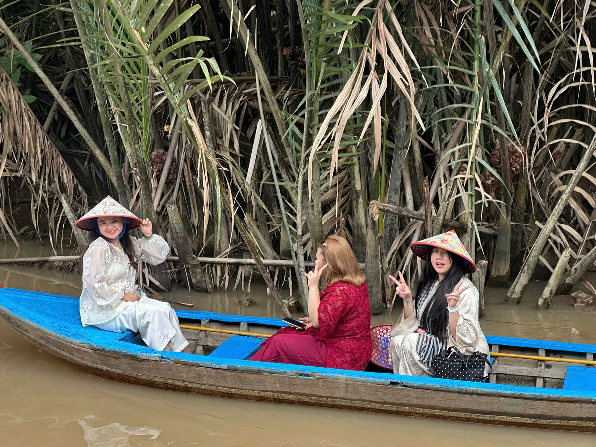 Chèo xuồng trong rạch dừa nước trong hành trình tour Miền Tây cùng Du Lịch Bình Minh.
