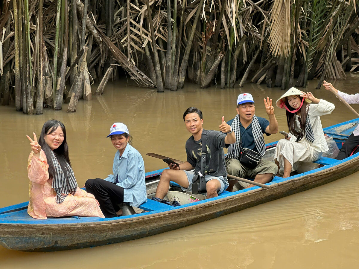 Chèo xuồng trong rạch dừa nước trong hành trình tour Miền Tây cùng Du Lịch Bình Minh.