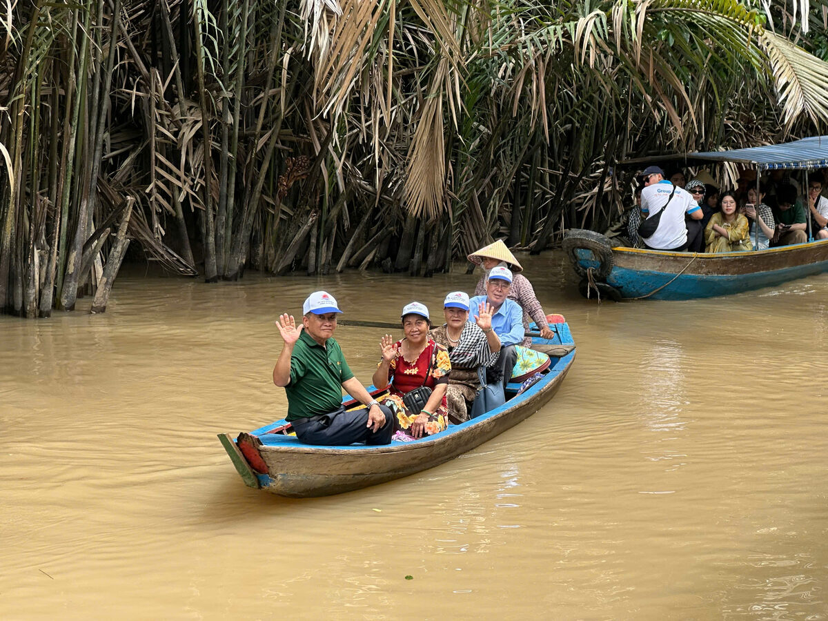 Chèo xuồng trong rạch dừa nước trong hành trình tour Miền Tây cùng Du Lịch Bình Minh.