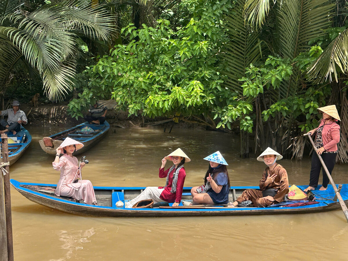 Chèo xuồng trong rạch dừa nước trong hành trình tour Miền Tây cùng Du Lịch Bình Minh.
