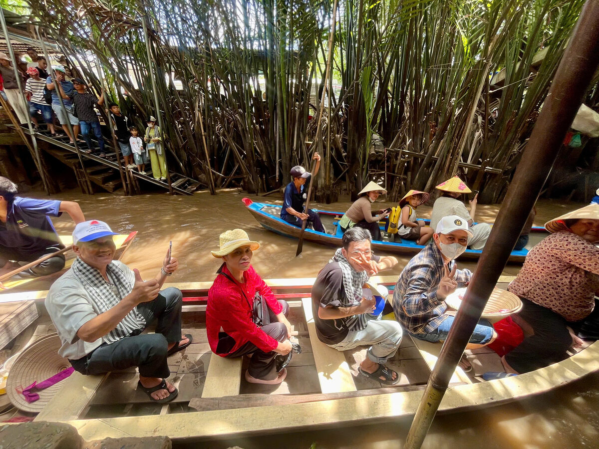 Chèo xuồng trong rạch dừa nước trong hành trình tour Miền Tây cùng Du Lịch Bình Minh.