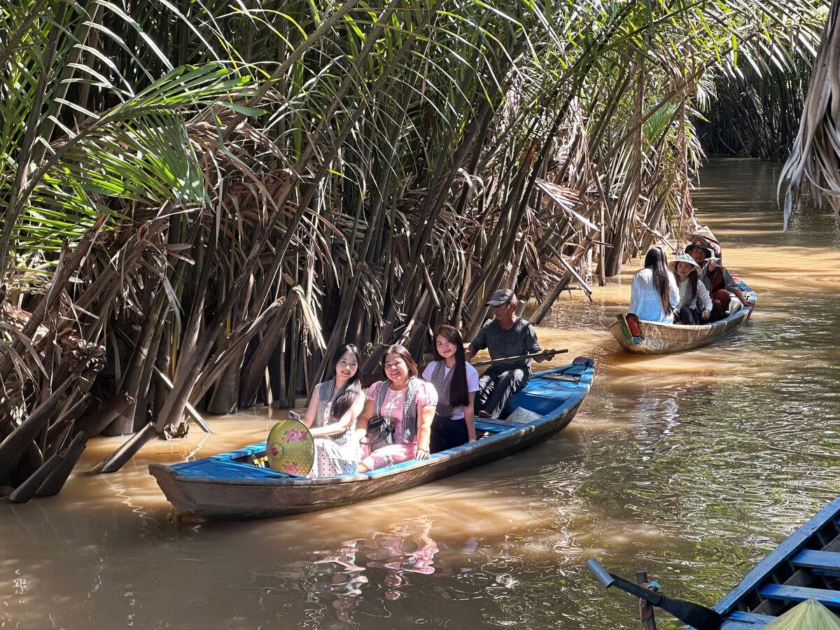 Chèo xuồng trong rạch dừa nước trong hành trình tour Miền Tây cùng Du Lịch Bình Minh.