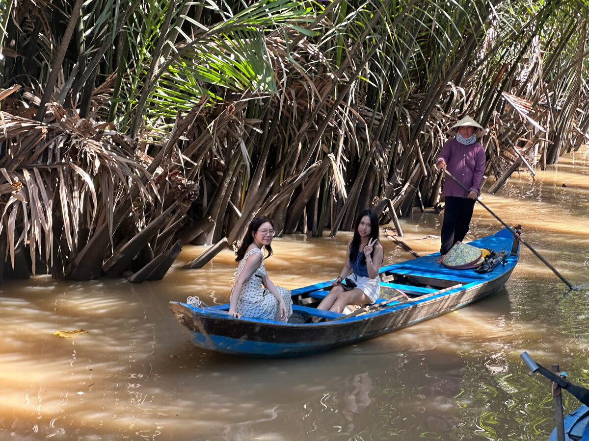 Chèo xuồng trong rạch dừa nước trong hành trình tour Miền Tây cùng Du Lịch Bình Minh.