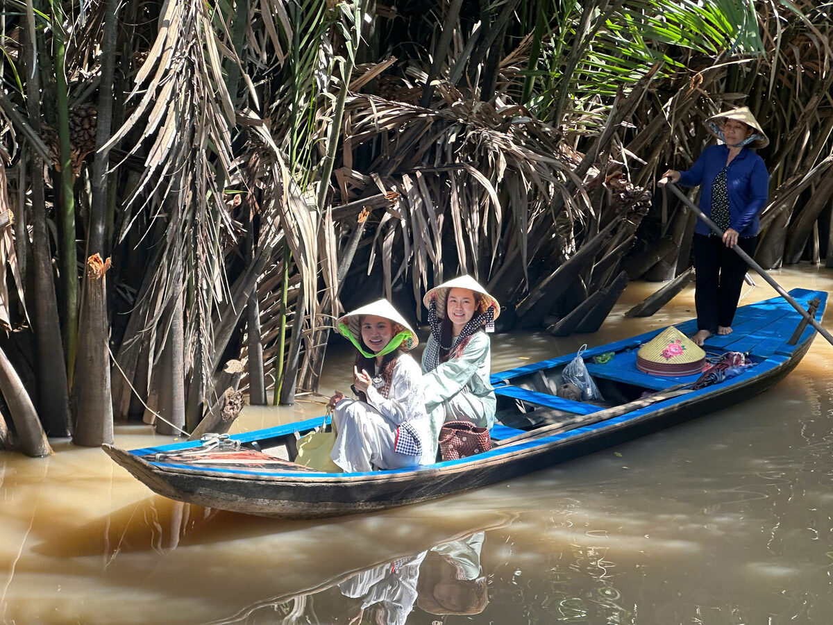 Chèo xuồng trong rạch dừa nước trong hành trình tour Miền Tây cùng Du Lịch Bình Minh.