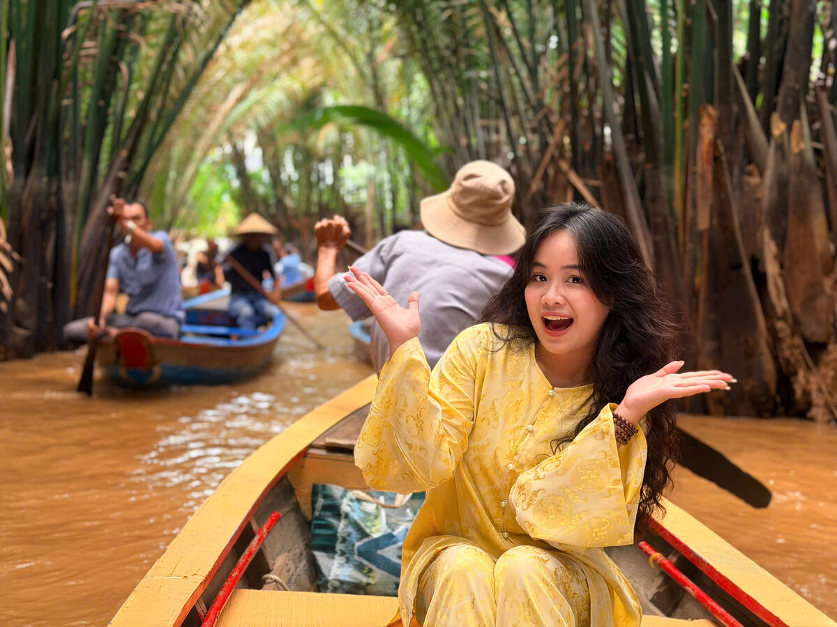 Chèo xuồng trong rạch dừa nước trong hành trình tour Miền Tây cùng Du Lịch Bình Minh.
