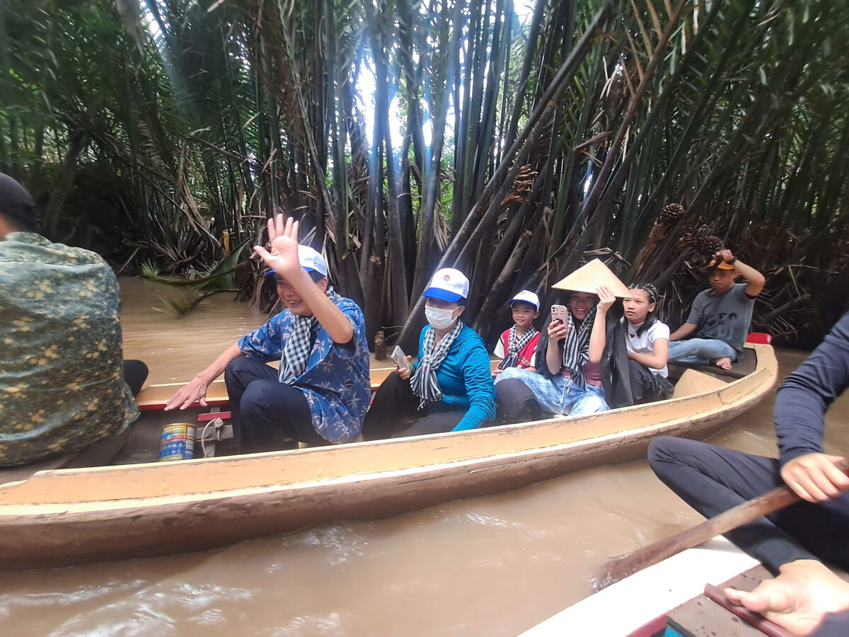 Chèo xuồng trong rạch dừa nước trong hành trình tour Miền Tây cùng Du Lịch Bình Minh.