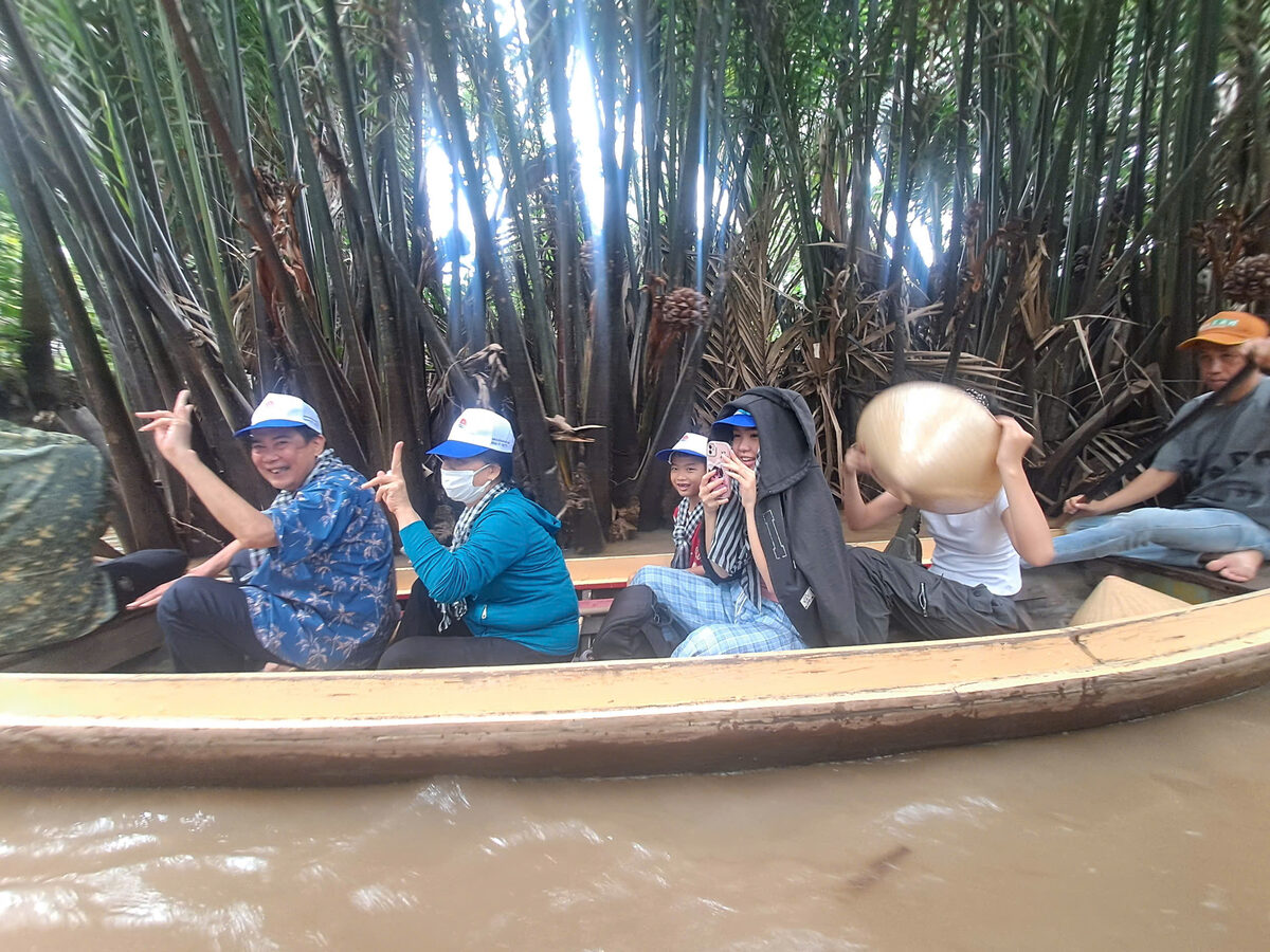 Chèo xuồng trong rạch dừa nước trong hành trình tour Miền Tây cùng Du Lịch Bình Minh.