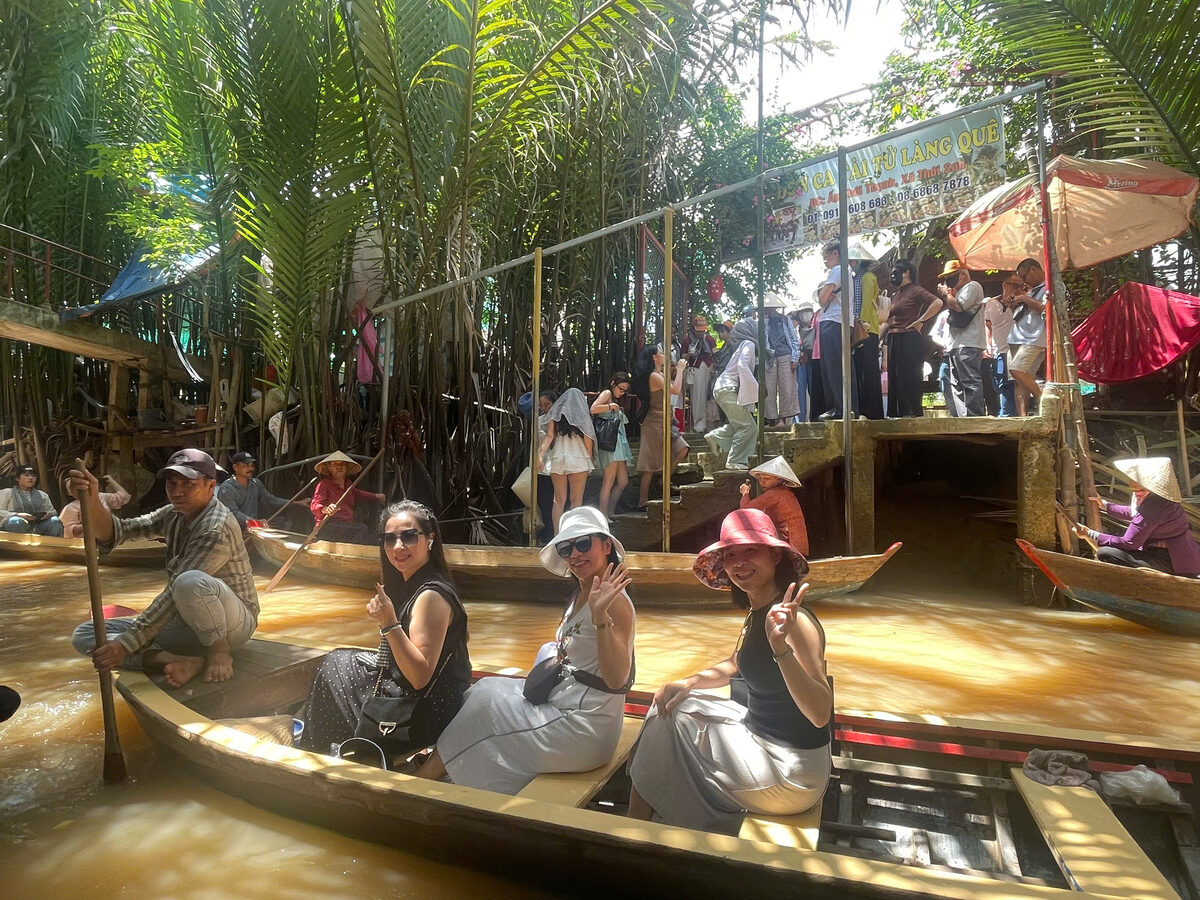 Chèo xuồng trong rạch dừa nước trong hành trình tour Miền Tây cùng Du Lịch Bình Minh.
