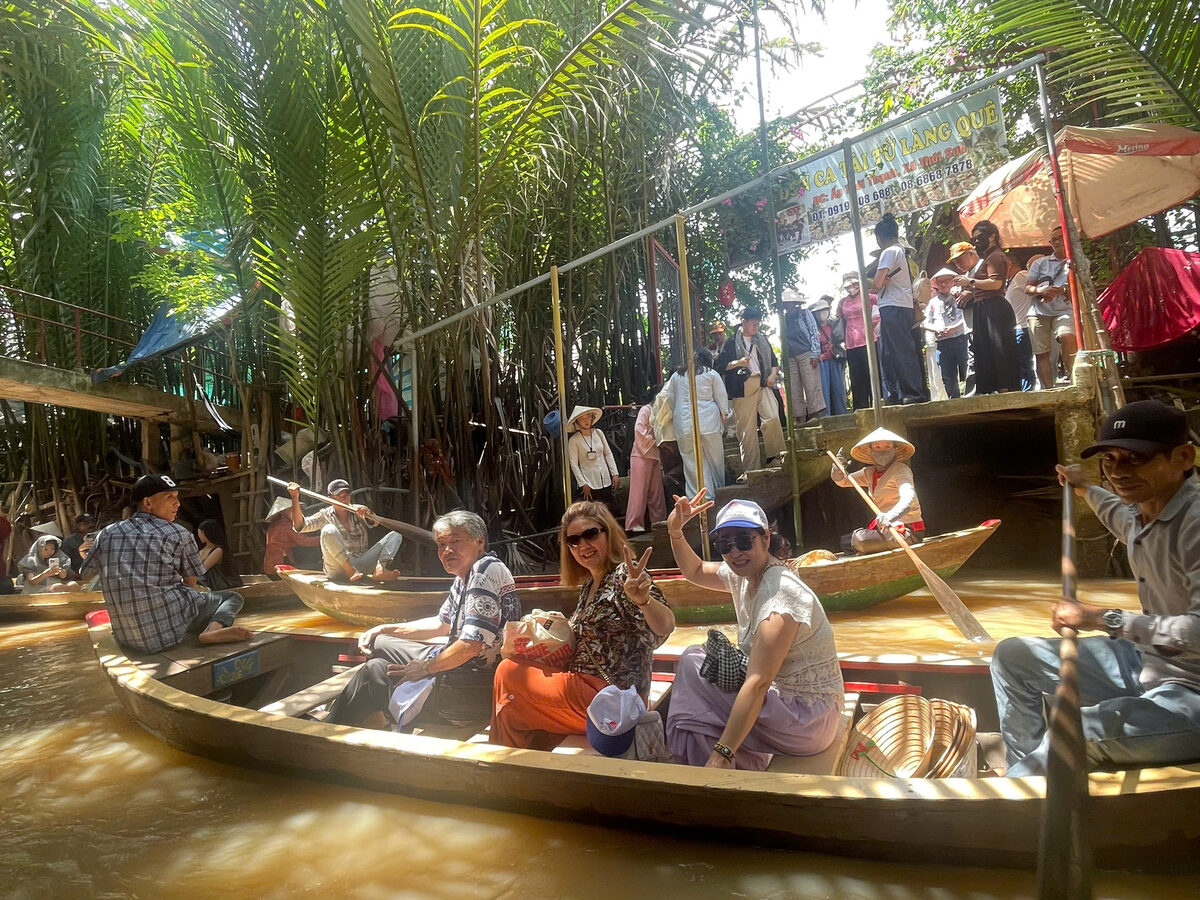 Chèo xuồng trong rạch dừa nước trong hành trình tour Miền Tây cùng Du Lịch Bình Minh.