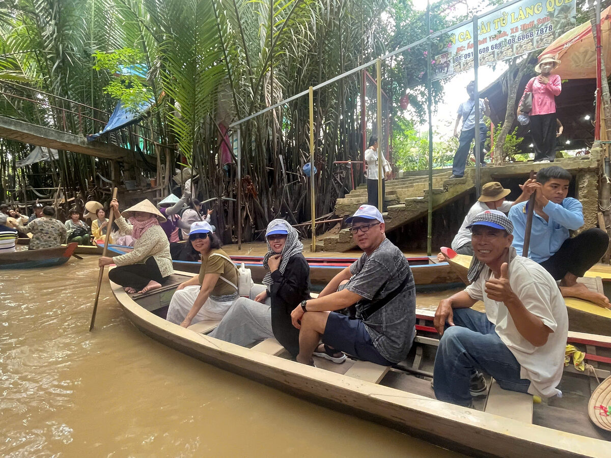 Chèo xuồng trong rạch dừa nước trong hành trình tour Miền Tây cùng Du Lịch Bình Minh.