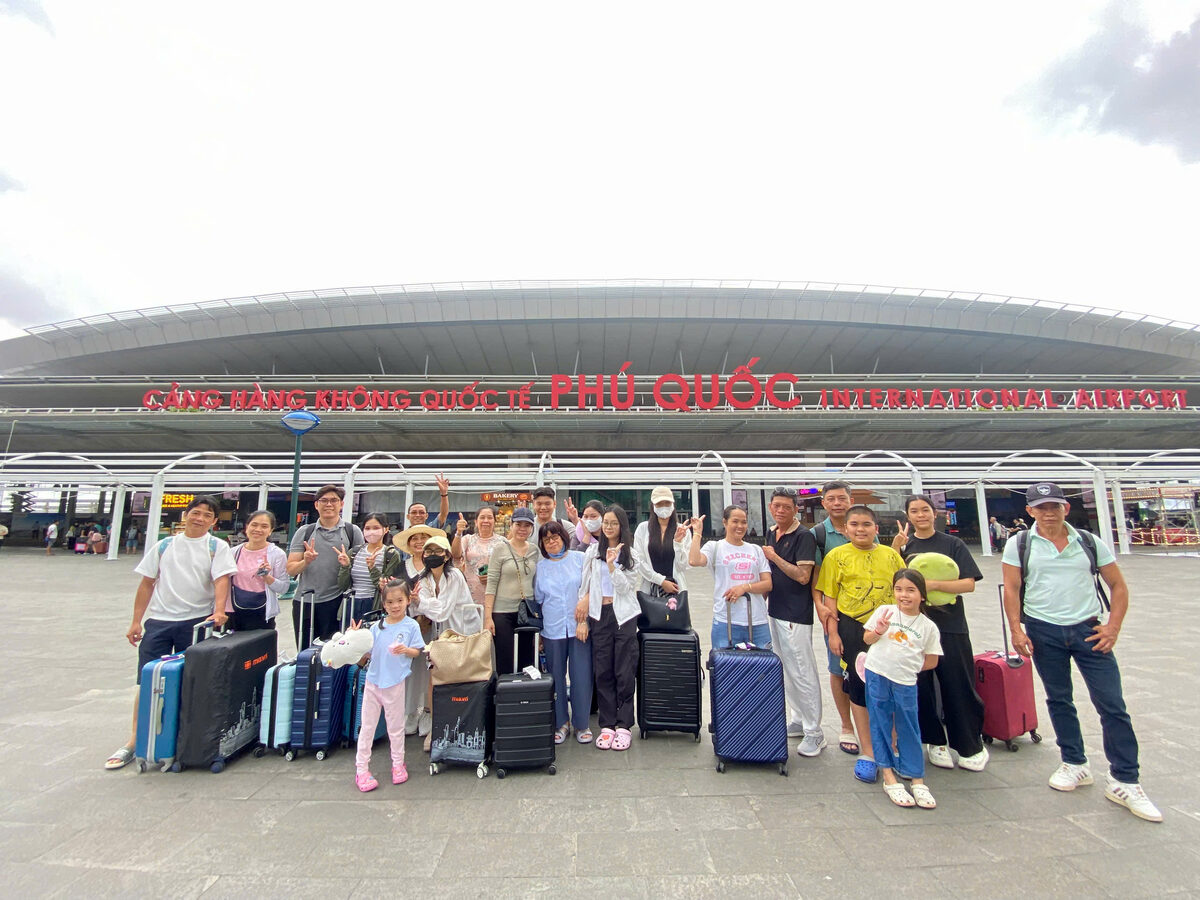 Di chuyển bằng máy bay trong hành trình tour Miền Tây cùng Du Lịch Bình Minh.