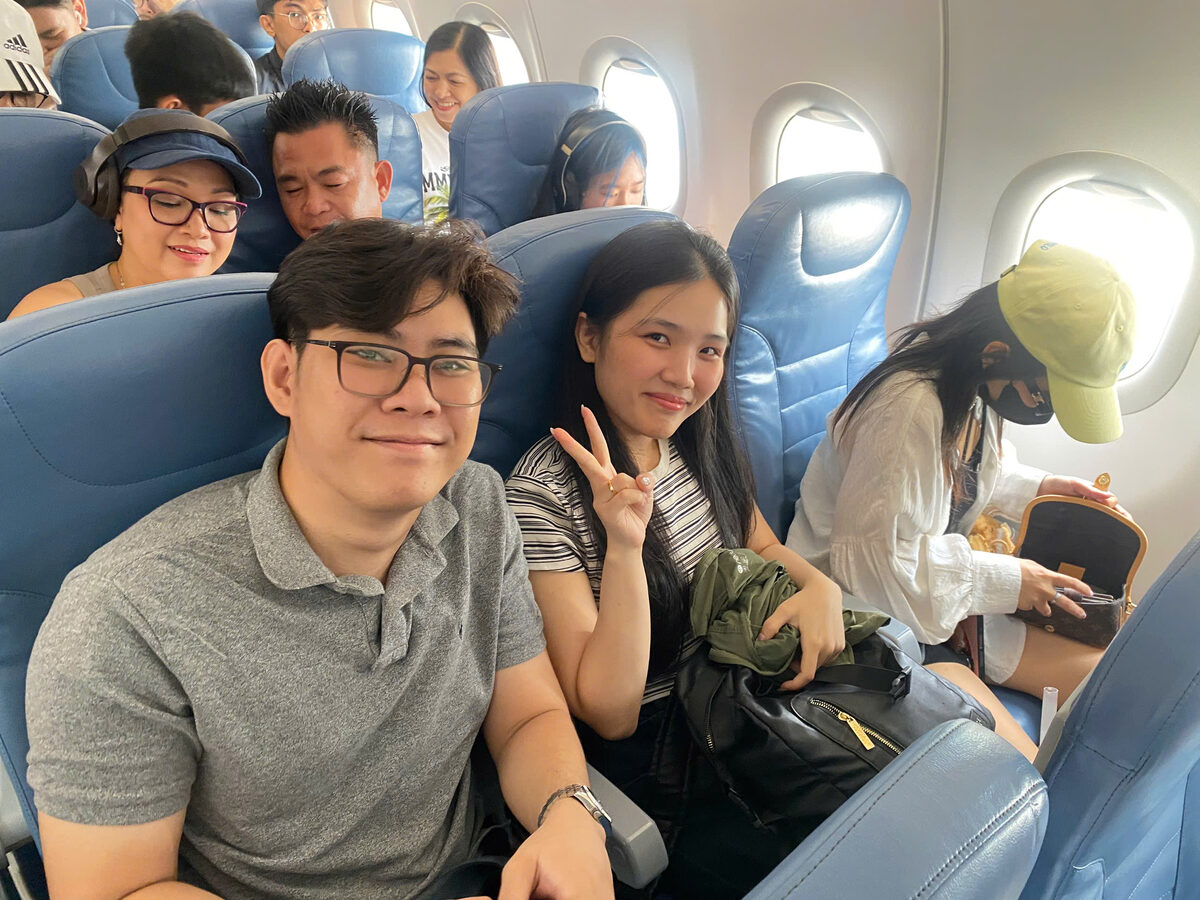 Di chuyển bằng máy bay trong hành trình tour Miền Tây cùng Du Lịch Bình Minh.