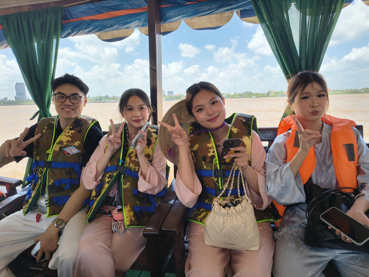 Đi tàu, ca nô trên sông trong hành trình tour Miền Tây cùng Du Lịch Bình Minh.