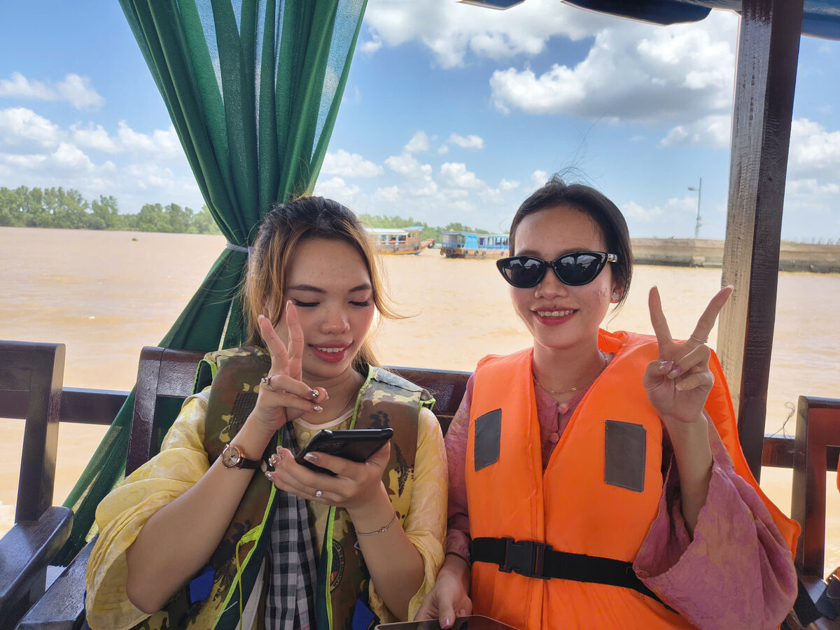 Đi tàu, ca nô trên sông trong hành trình tour Miền Tây cùng Du Lịch Bình Minh.