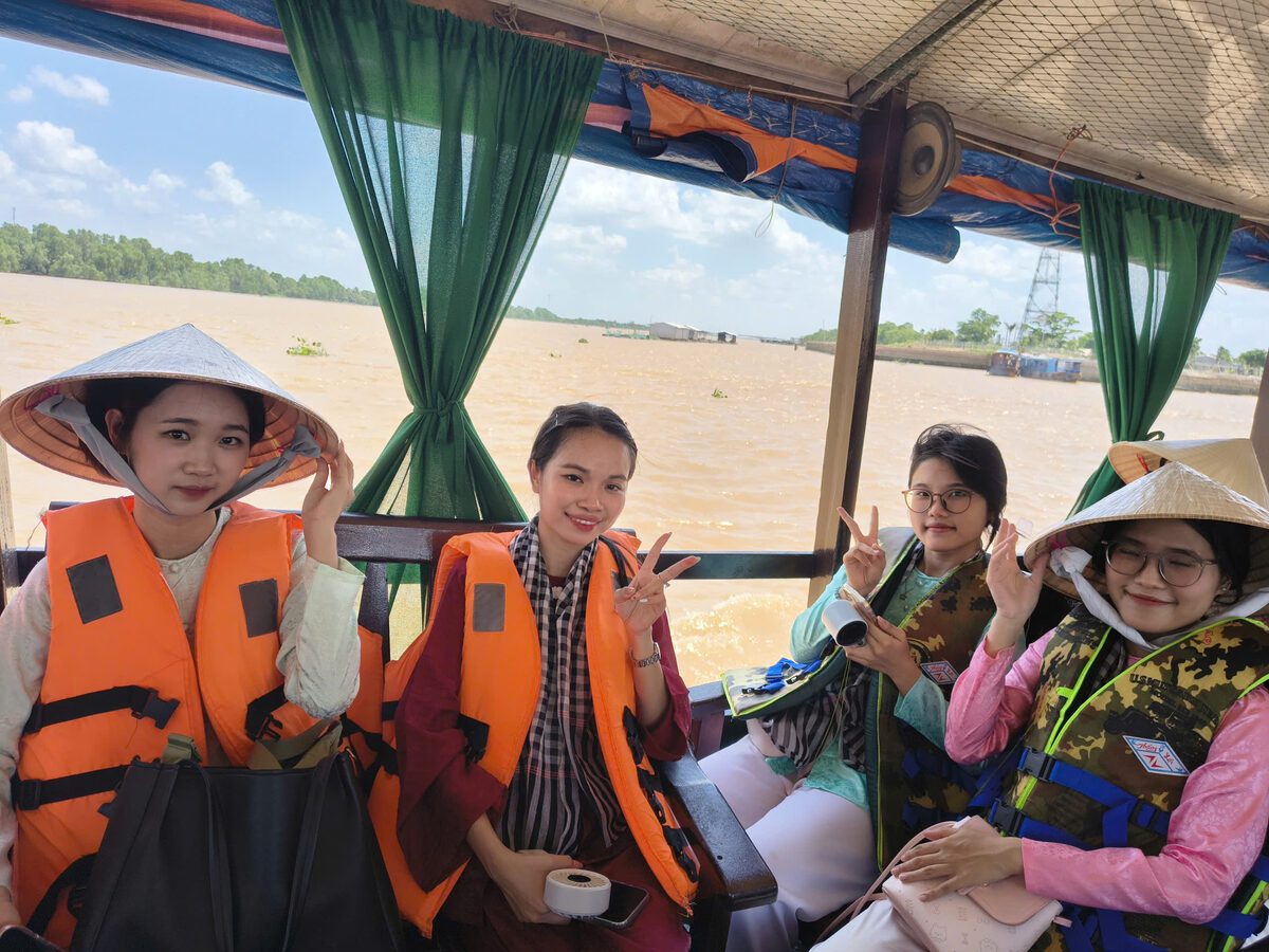 Đi tàu, ca nô trên sông trong hành trình tour Miền Tây cùng Du Lịch Bình Minh.