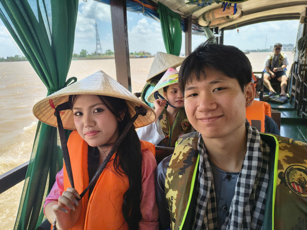 Đi tàu, ca nô trên sông trong hành trình tour Miền Tây cùng Du Lịch Bình Minh.