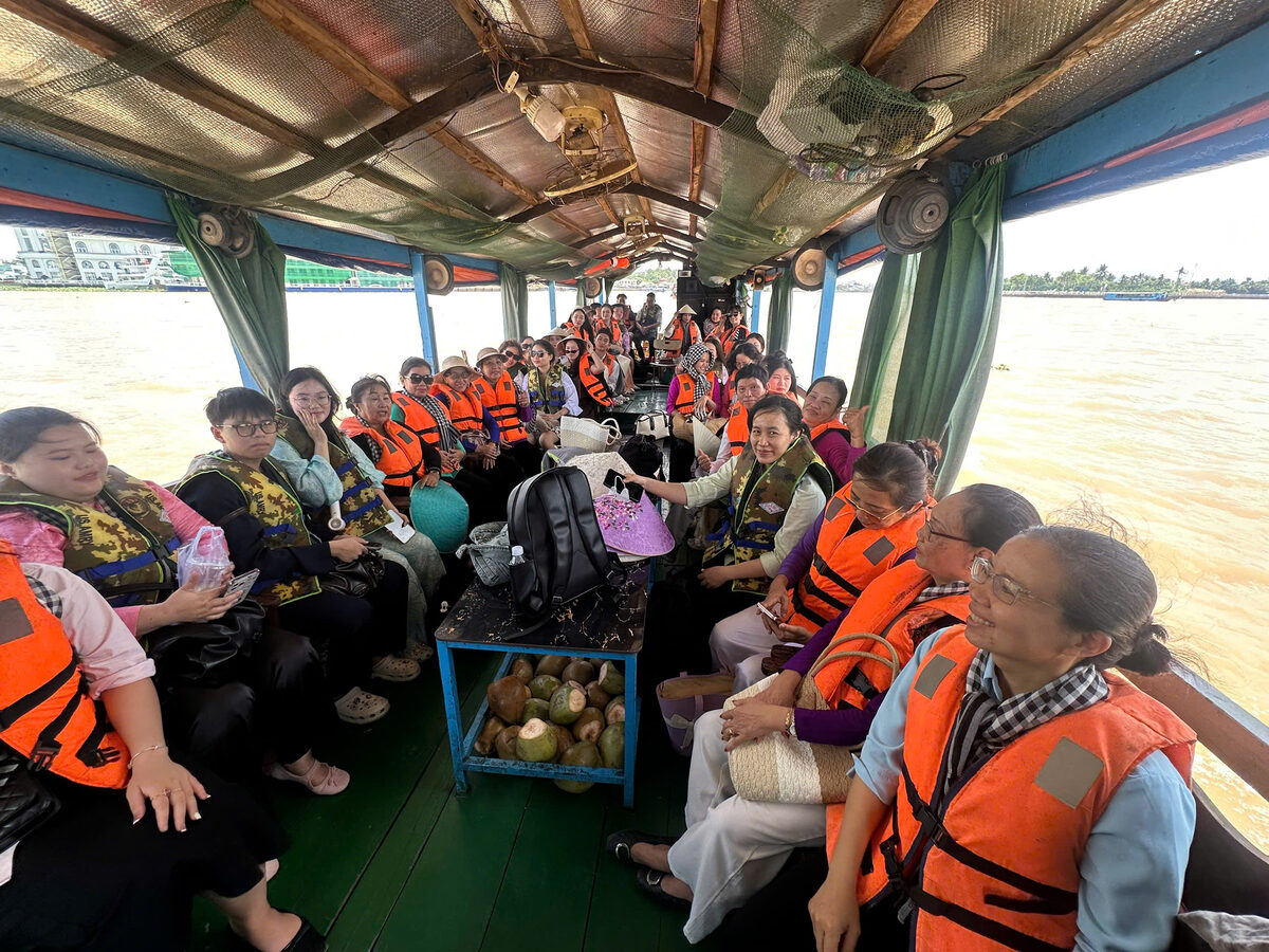 Đi tàu, ca nô trên sông trong hành trình tour Miền Tây cùng Du Lịch Bình Minh.
