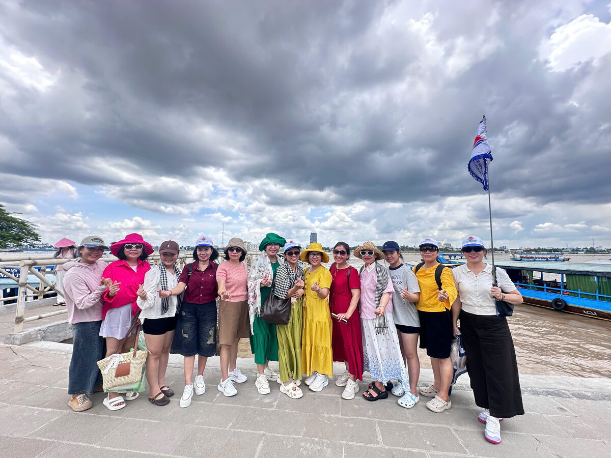Đi tàu, ca nô trên sông trong hành trình tour Miền Tây cùng Du Lịch Bình Minh.
