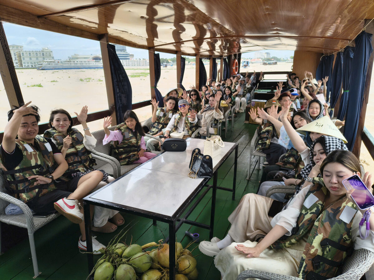 Đi tàu, ca nô trên sông trong hành trình tour Miền Tây cùng Du Lịch Bình Minh.