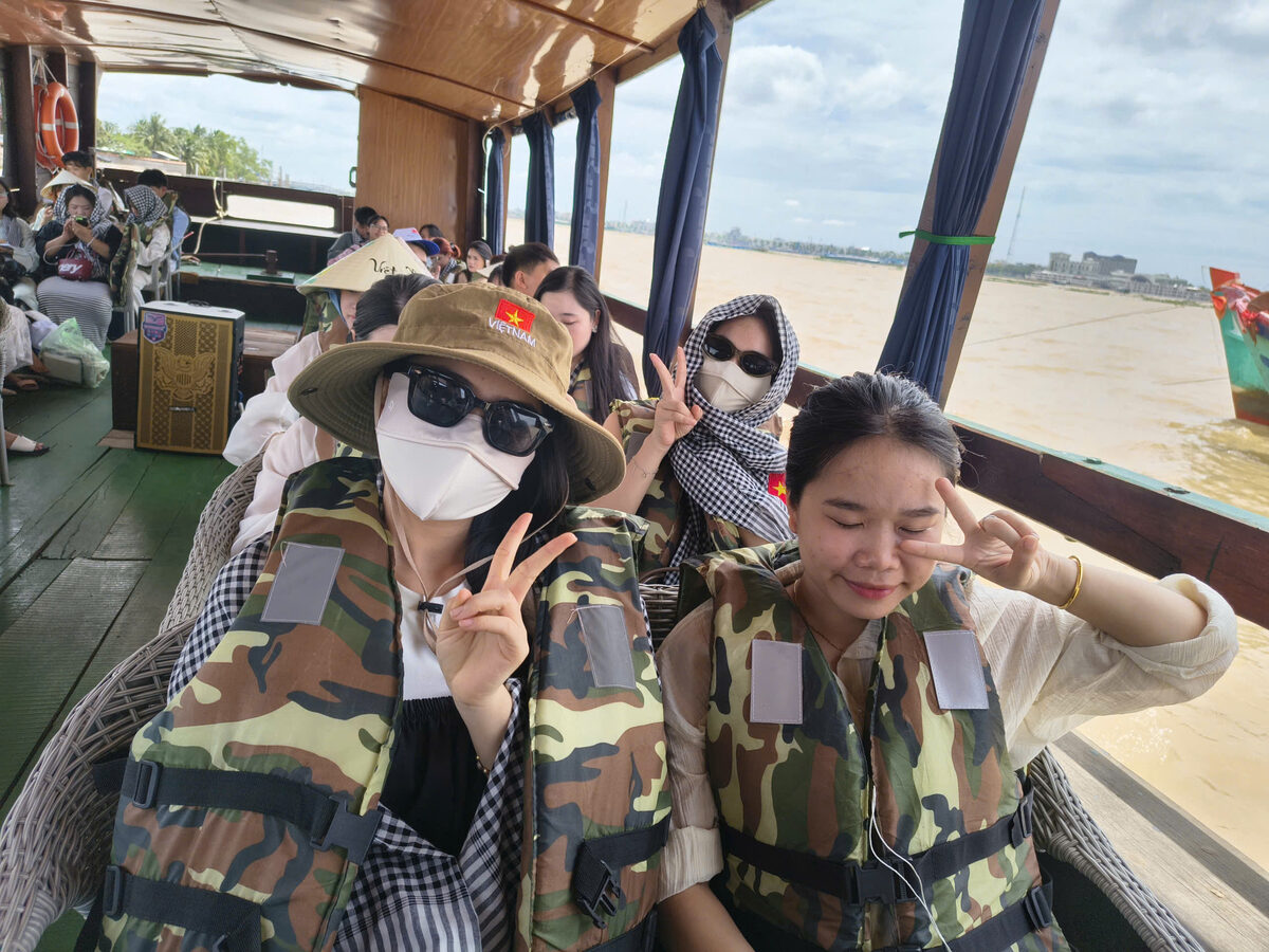Đi tàu, ca nô trên sông trong hành trình tour Miền Tây cùng Du Lịch Bình Minh.