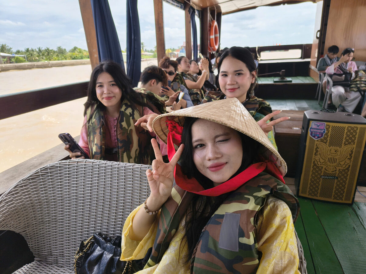 Đi tàu, ca nô trên sông trong hành trình tour Miền Tây cùng Du Lịch Bình Minh.