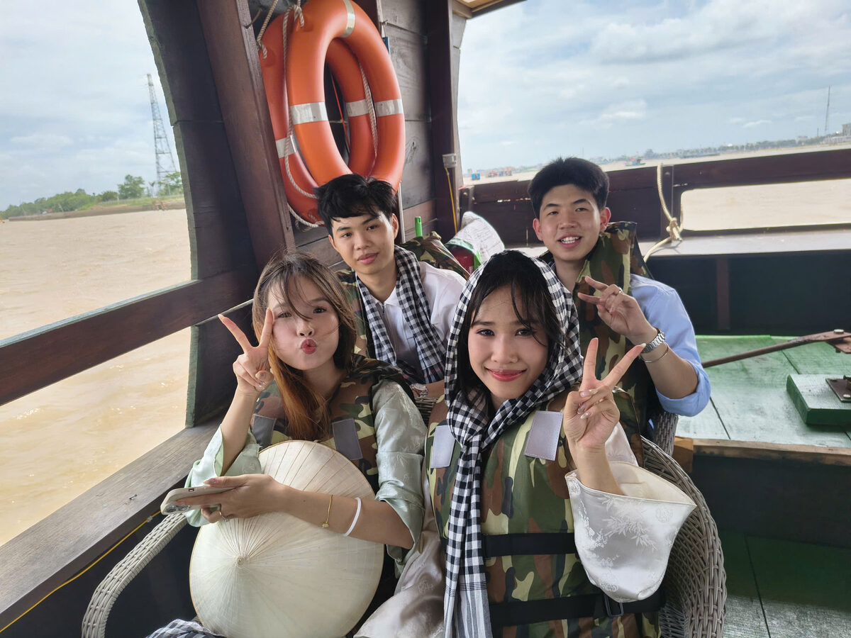 Đi tàu, ca nô trên sông trong hành trình tour Miền Tây cùng Du Lịch Bình Minh.