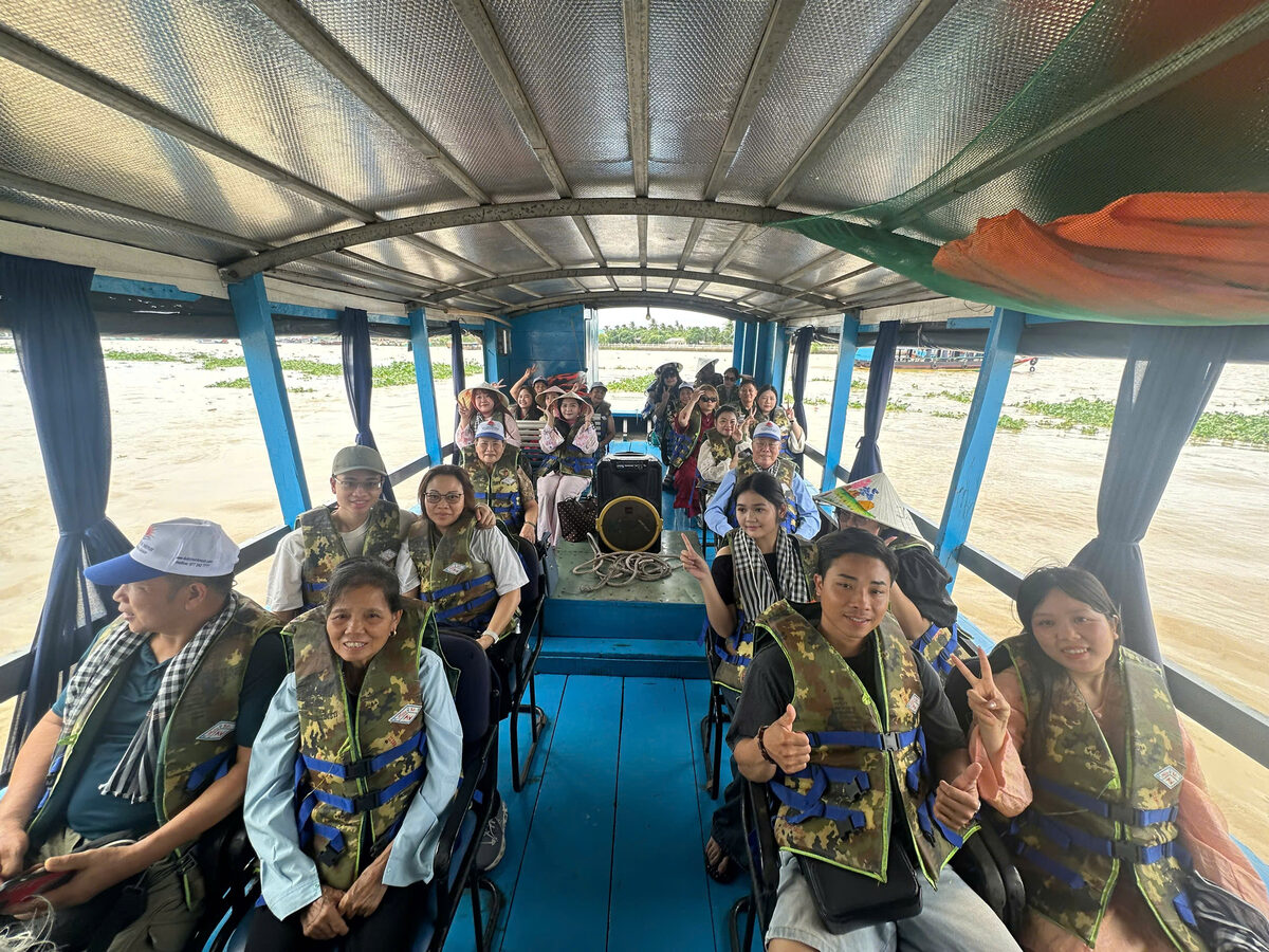 Đi tàu, ca nô trên sông trong hành trình tour Miền Tây cùng Du Lịch Bình Minh.