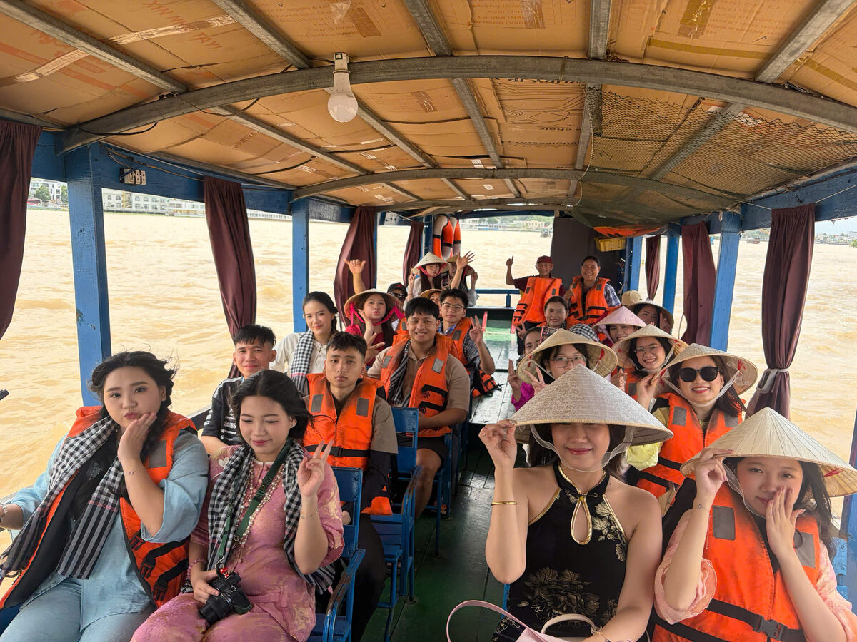 Đi tàu, ca nô trên sông trong hành trình tour Miền Tây cùng Du Lịch Bình Minh.