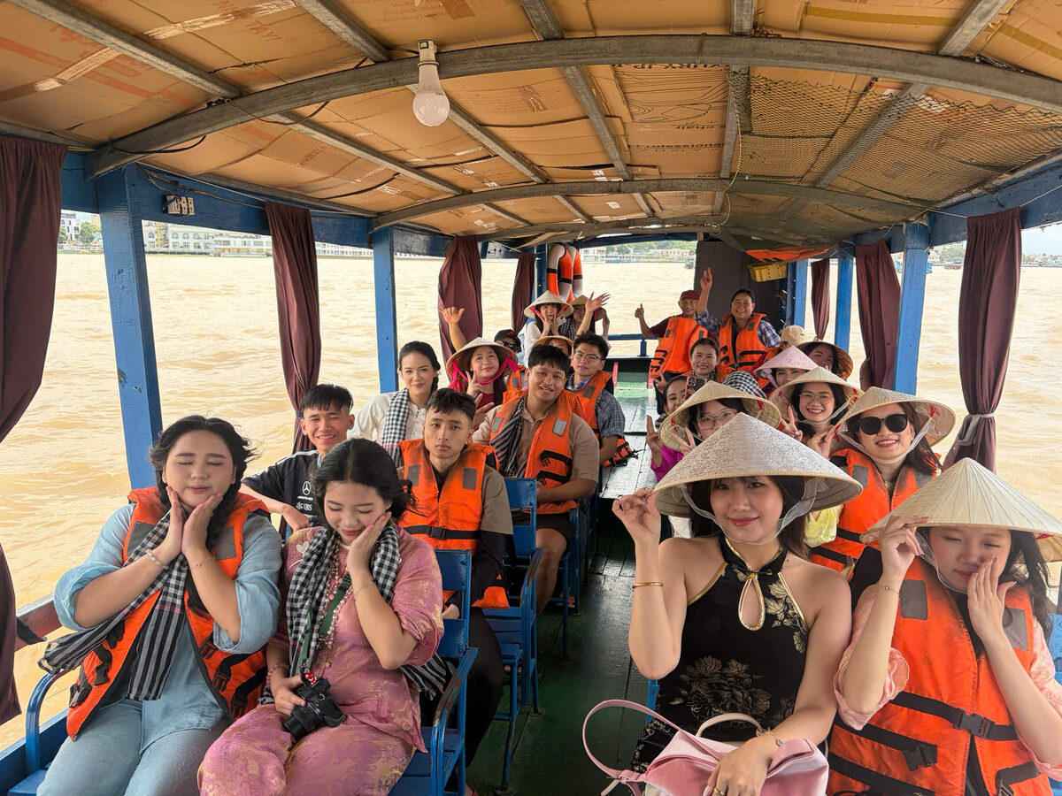 Đi tàu, ca nô trên sông trong hành trình tour Miền Tây cùng Du Lịch Bình Minh.