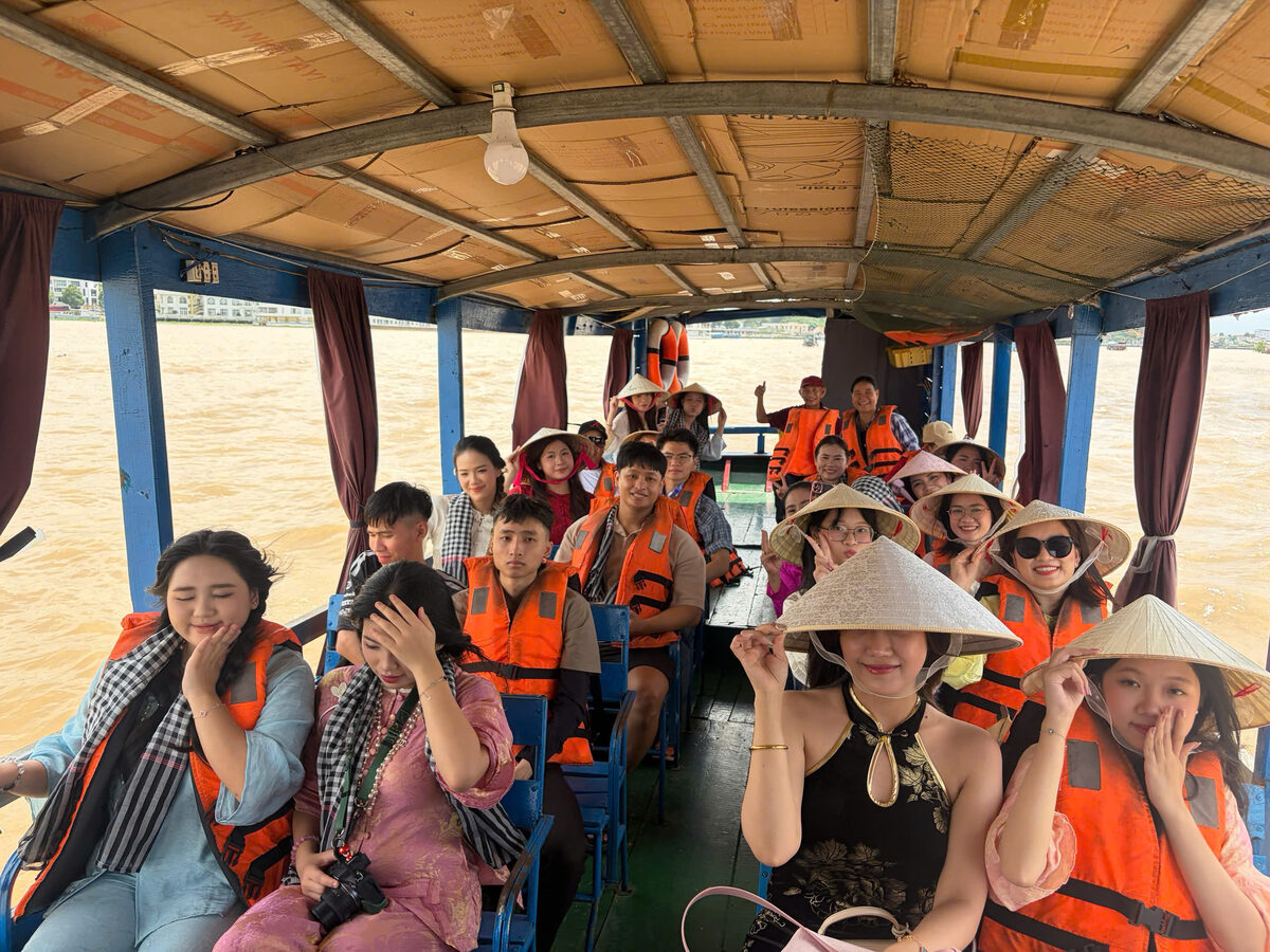 Đi tàu, ca nô trên sông trong hành trình tour Miền Tây cùng Du Lịch Bình Minh.