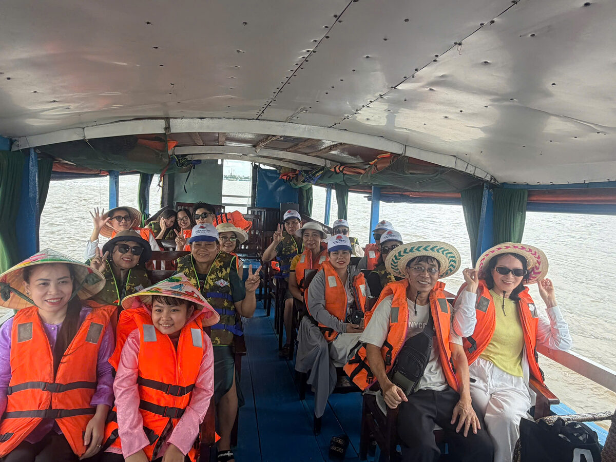 Đi tàu, ca nô trên sông trong hành trình tour Miền Tây cùng Du Lịch Bình Minh.
