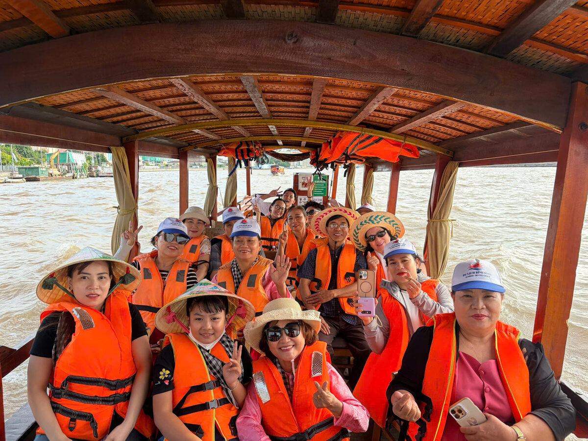Đi tàu, ca nô trên sông trong hành trình tour Miền Tây cùng Du Lịch Bình Minh.