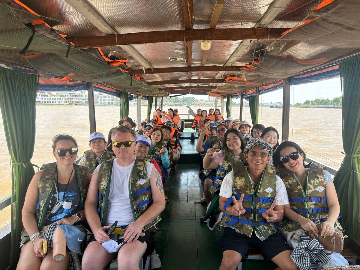 Đi tàu, ca nô trên sông trong hành trình tour Miền Tây cùng Du Lịch Bình Minh.