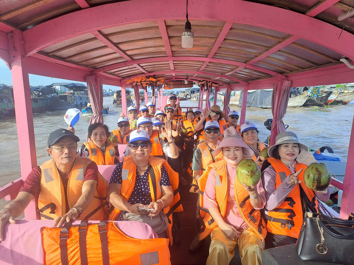 Đi tàu, ca nô trên sông trong hành trình tour Miền Tây cùng Du Lịch Bình Minh.