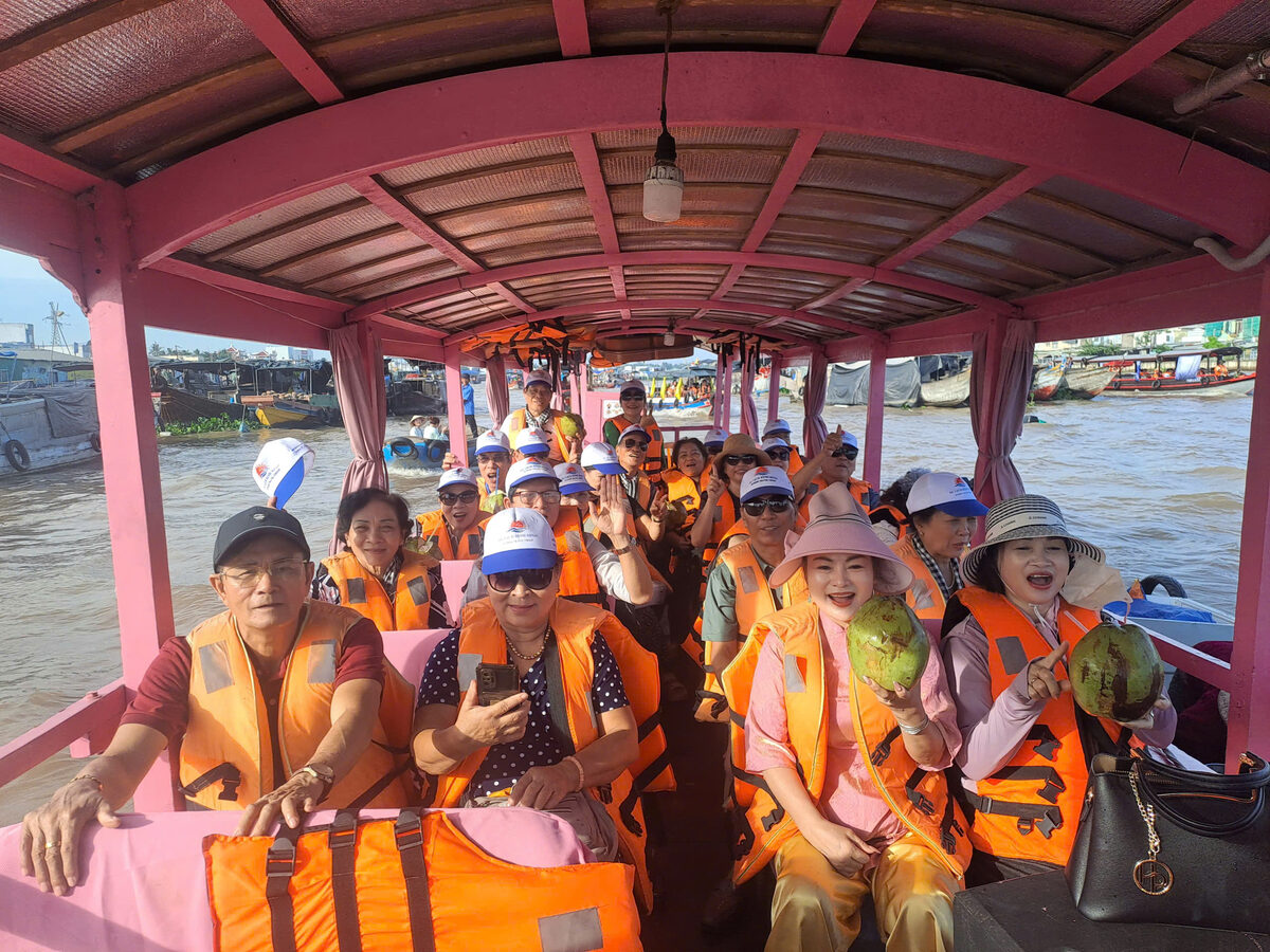 Đi tàu, ca nô trên sông trong hành trình tour Miền Tây cùng Du Lịch Bình Minh.