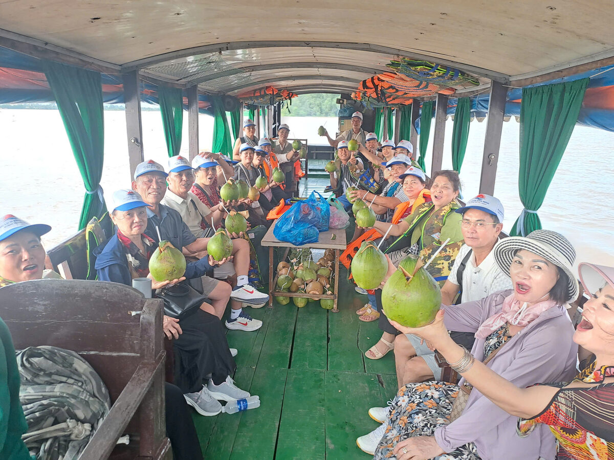 Đi tàu, ca nô trên sông trong hành trình tour Miền Tây cùng Du Lịch Bình Minh.