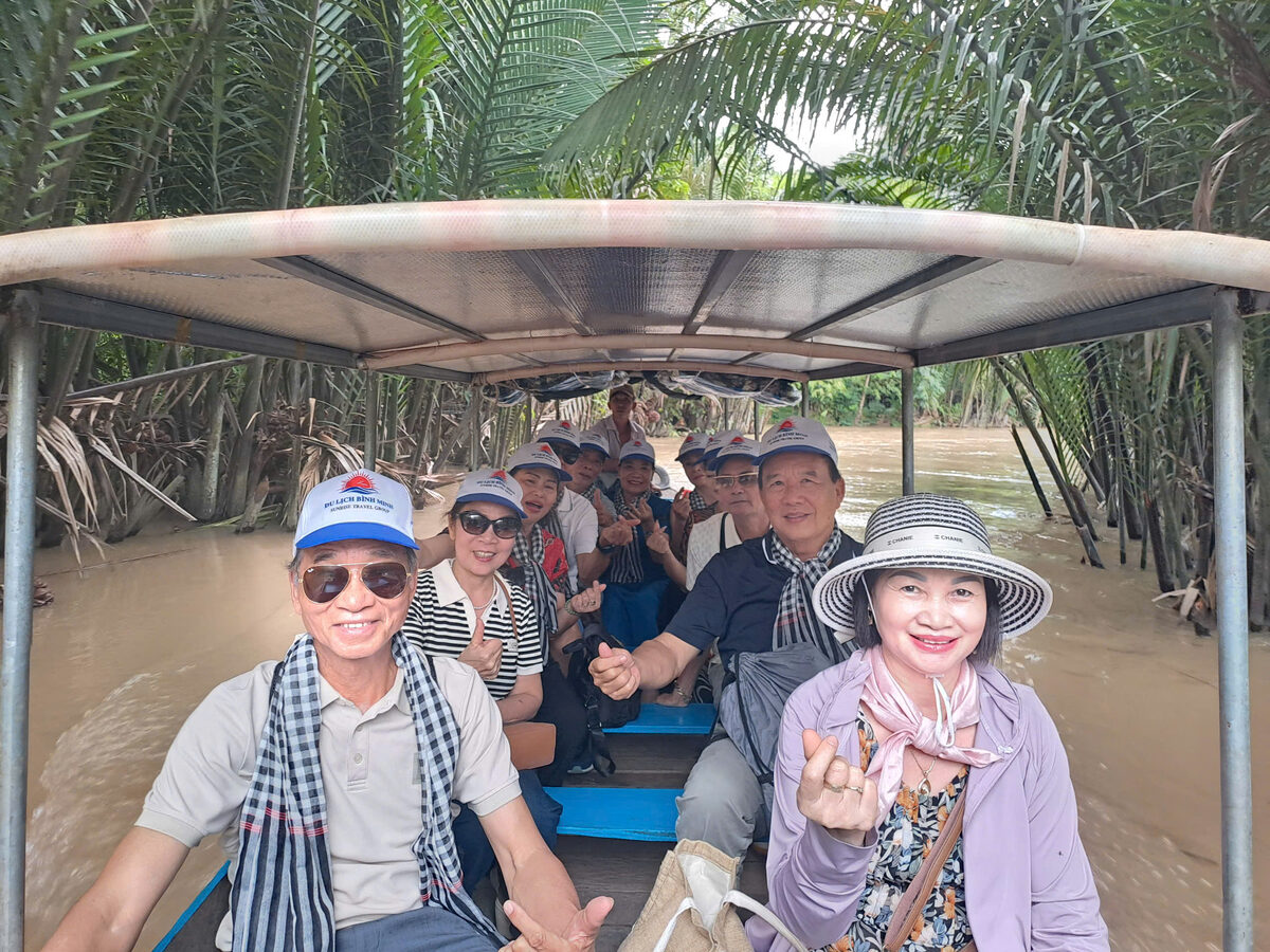 Đi tàu, ca nô trên sông trong hành trình tour Miền Tây cùng Du Lịch Bình Minh.