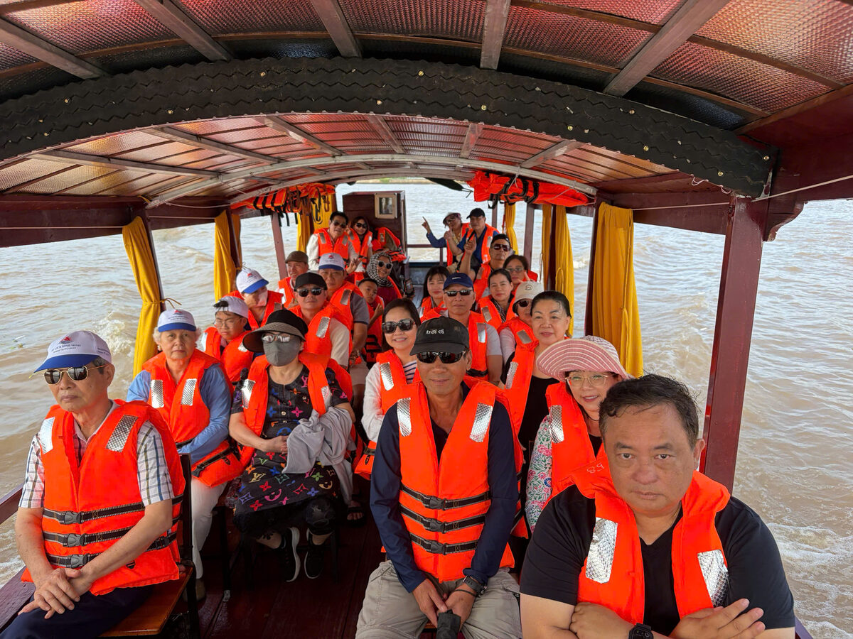 Đi tàu, ca nô trên sông trong hành trình tour Miền Tây cùng Du Lịch Bình Minh.